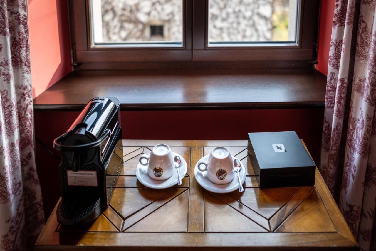 โรงแรมโกรเดก คราคูฟ ภายนอก รูปภาพ A Nespresso machine in a hotel room