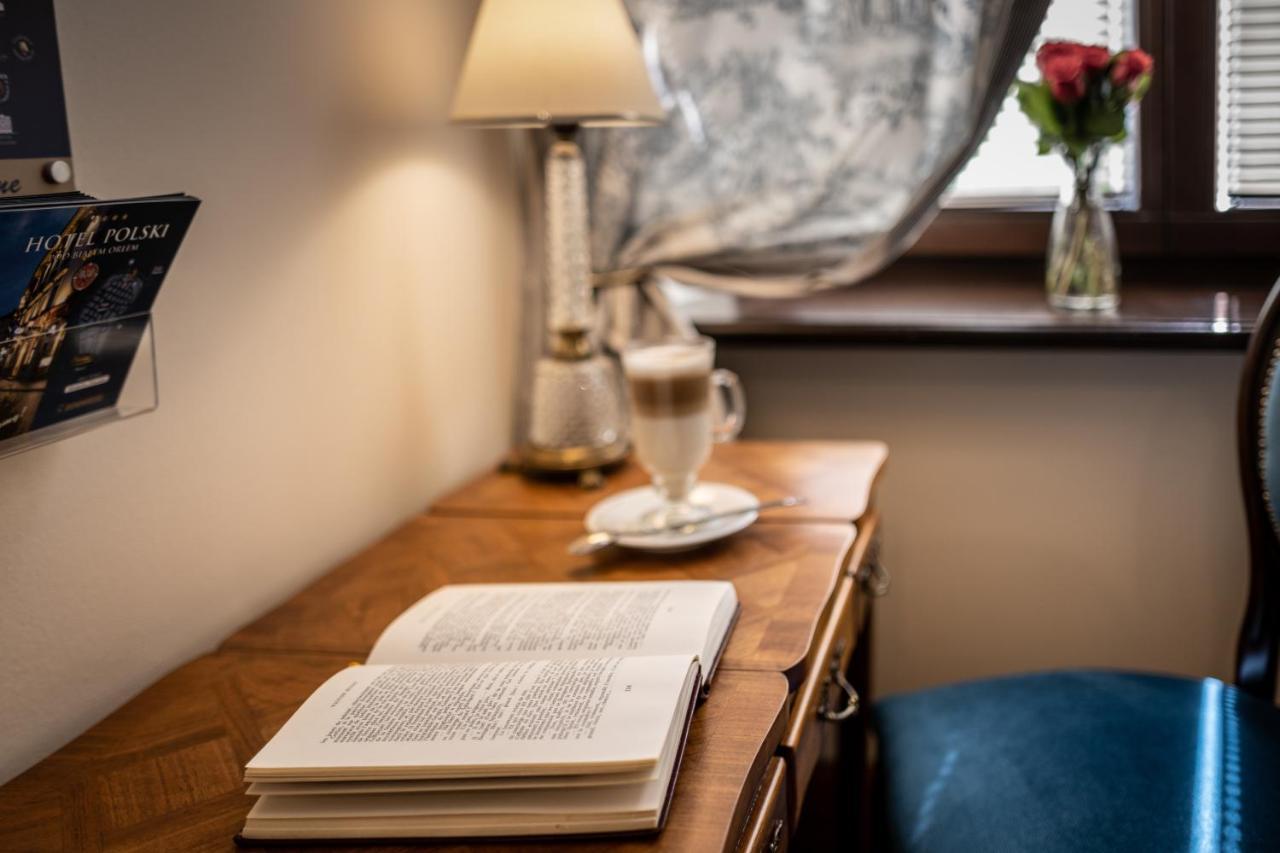 โรงแรมโกรเดก คราคูฟ ภายนอก รูปภาพ A book on a table