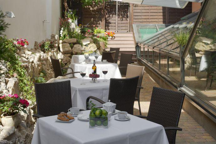 โรงแรมโกรเดก คราคูฟ ภายนอก รูปภาพ The hotel's garden