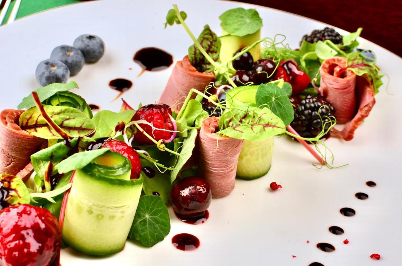 โรงแรมโกรเดก คราคูฟ ภายนอก รูปภาพ A salad with ham and berries